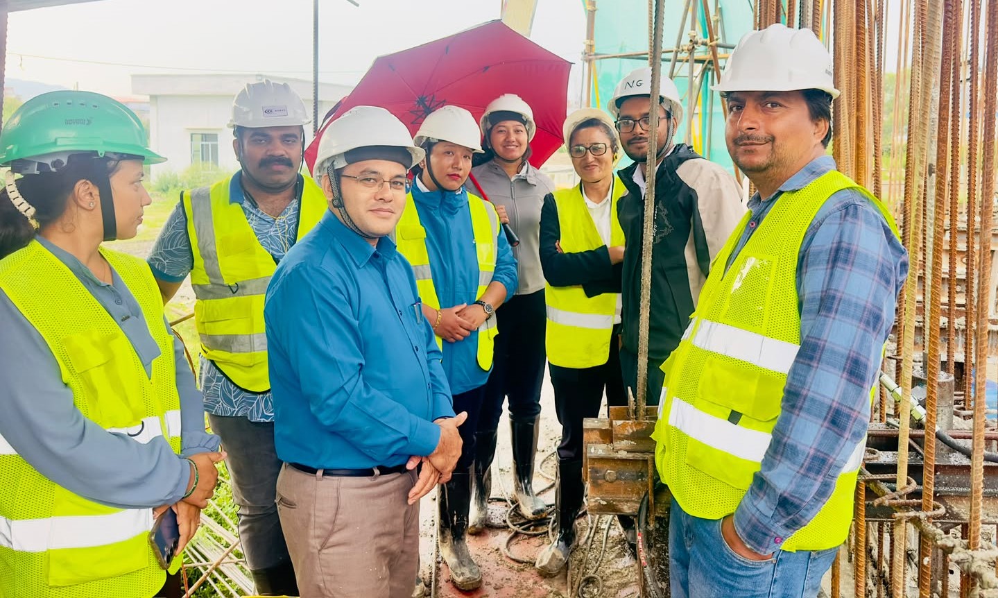 आयोजना निर्देशक ई. रामकुमार श्रेष्ठज्यूबाट यस निर्देशनालयद्धारा  निर्माणाधिन आयोजनाहरुको निरिक्षण तथा अनुगमन   